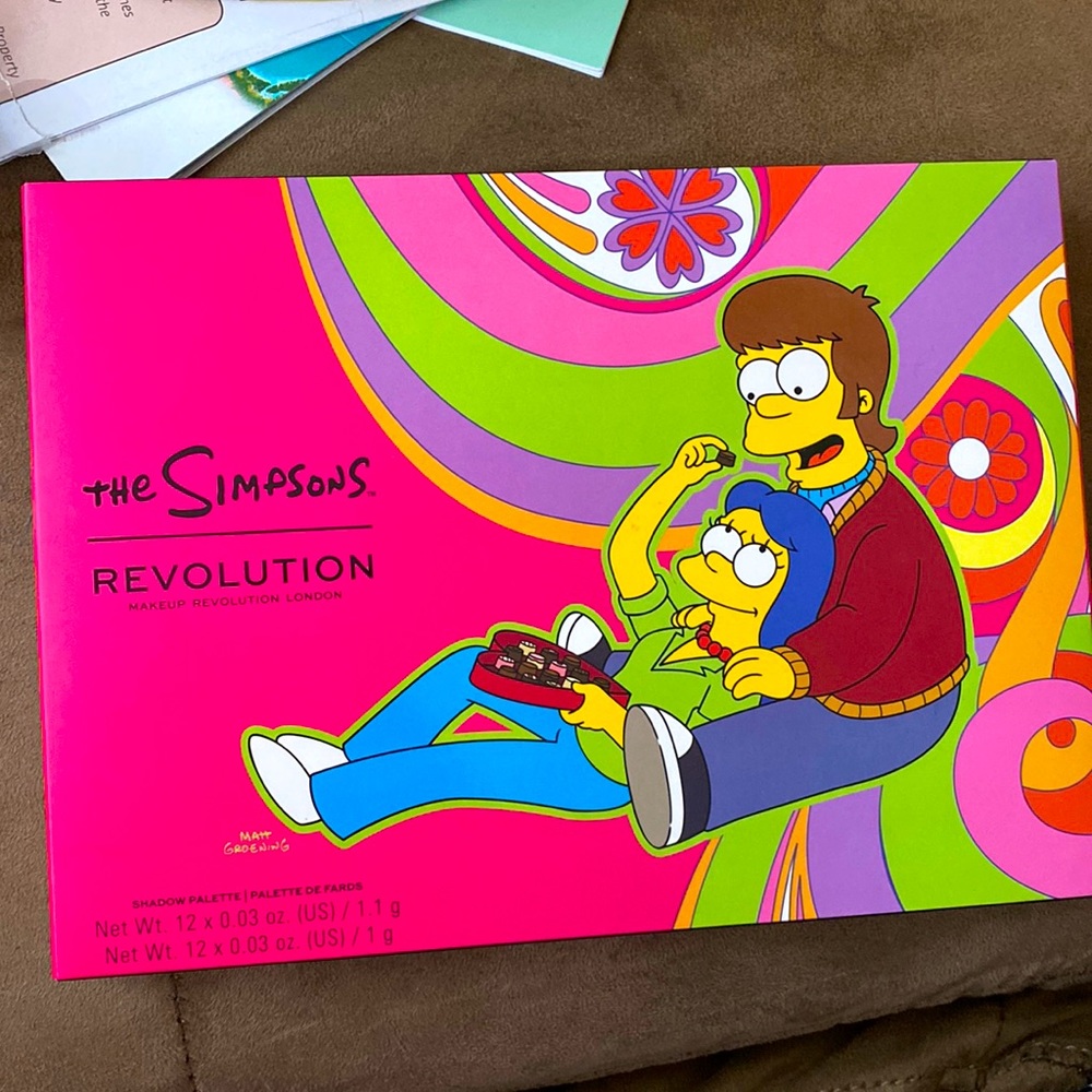 The Simpsons Summer of love shadow palette with 24 colors. Unused